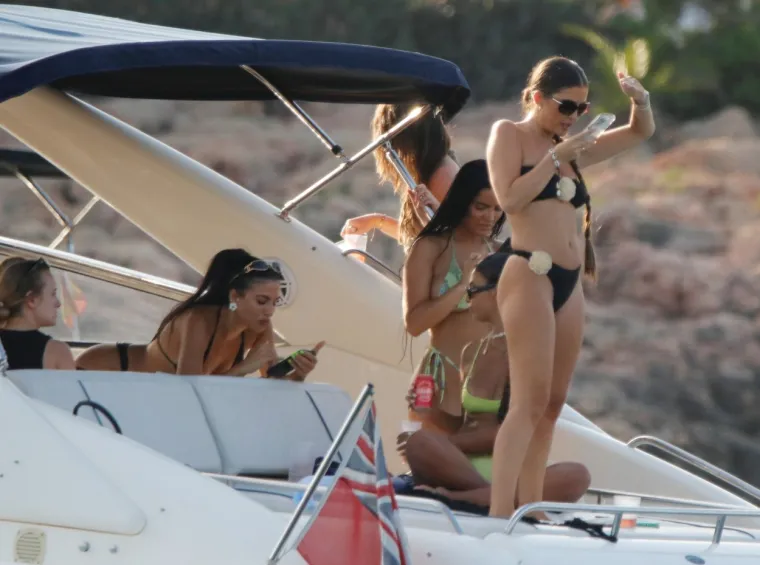 Bikini party za masovne infarkte: Vrele curke se razuzdale na jahti i pokazale raskoš kakva se ne viđa svaki dan