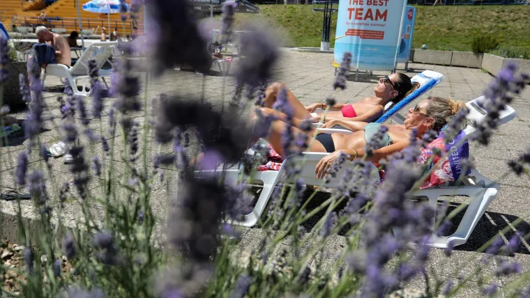 Toplinski val još nije počeo, ali na Šalati već je vrelo: Zagrepčanke potražile osvježenje na bazenu