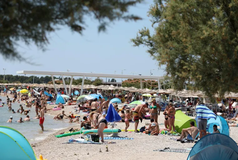 Plaža Rezalište u Brodarici puna je kupača 