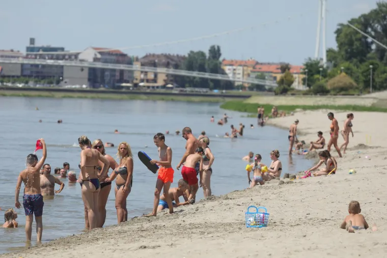 Osječani potražili osvježenje u Dravi pored Kopike