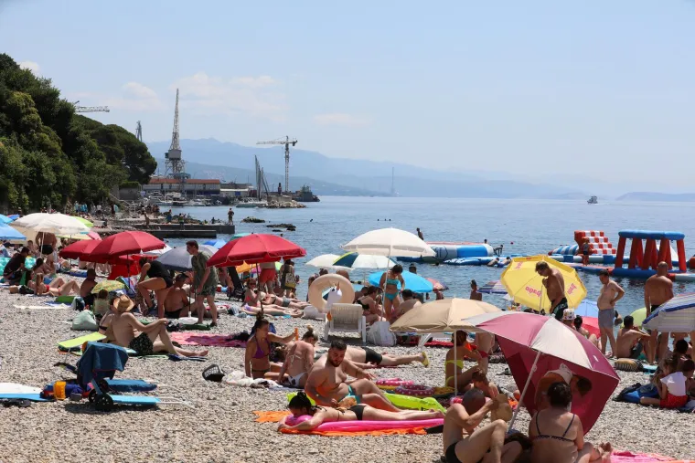 Rijeka: Kupači na plaži Kantrida 