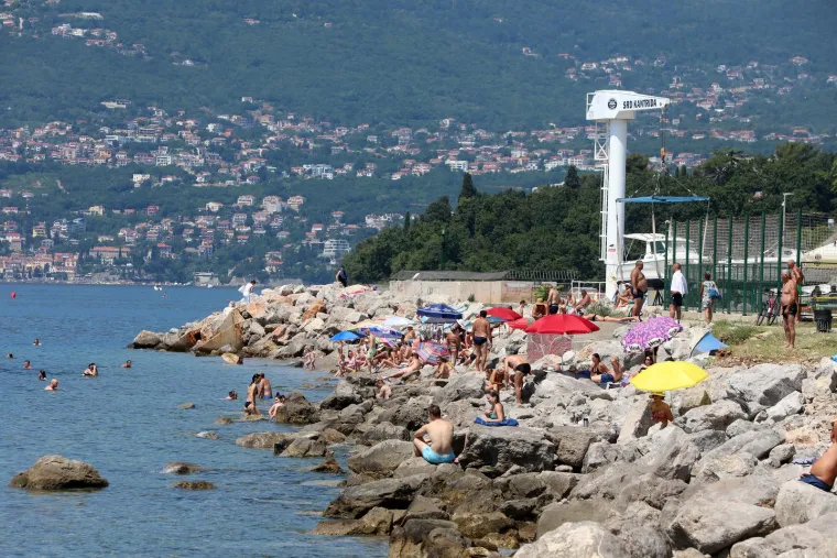 Rijeka: Kupači na plaži Kantrida 