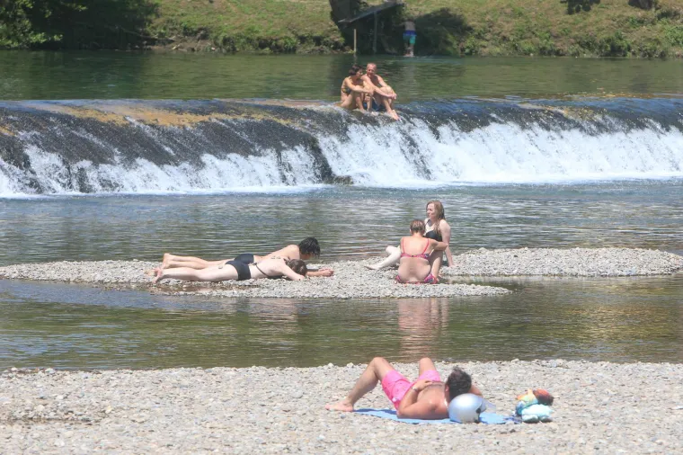Osvježenje u rijeci Kupi tijekom vrućeg ljetnog dana 