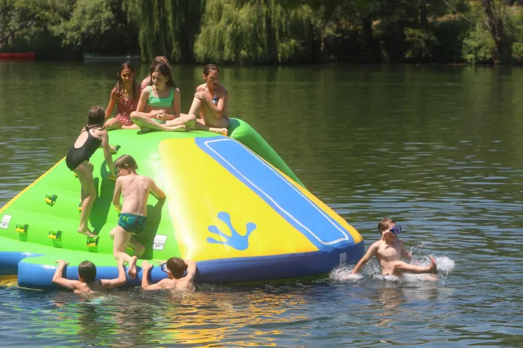 Osvježenje u rijeci Kupi tijekom vrućeg ljetnog dana 