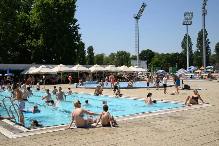 Zagreb: Osvježenje od vrućina građani prona&scaron;li na bazenima Mladost 