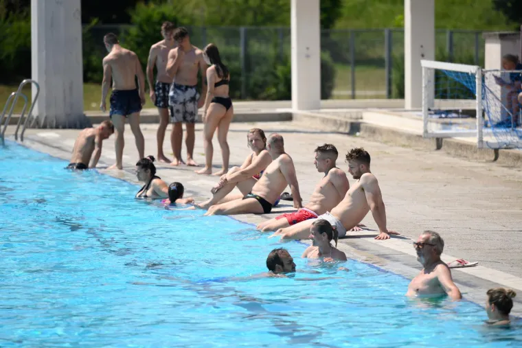 Zagreb: Osvježenje od vrućina građani prona&scaron;li na bazenima Mladost 