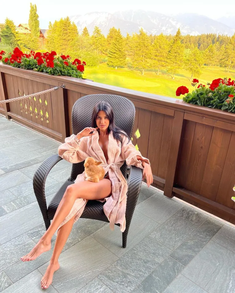 Tek sad će vam postati vruće, izašla je na terasu u rastvorenom ogrtaču bez grudnjaka: 'Tko ovo nije zumirao, laže'