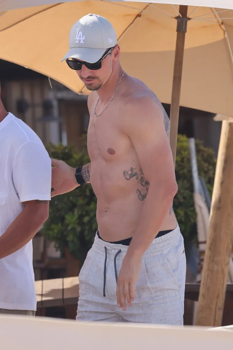 Ibrahimović na plaži pokazao isklesano i tetovirano tijelo: Jedna tetovaža fotoreporterima je baš zapela za oko