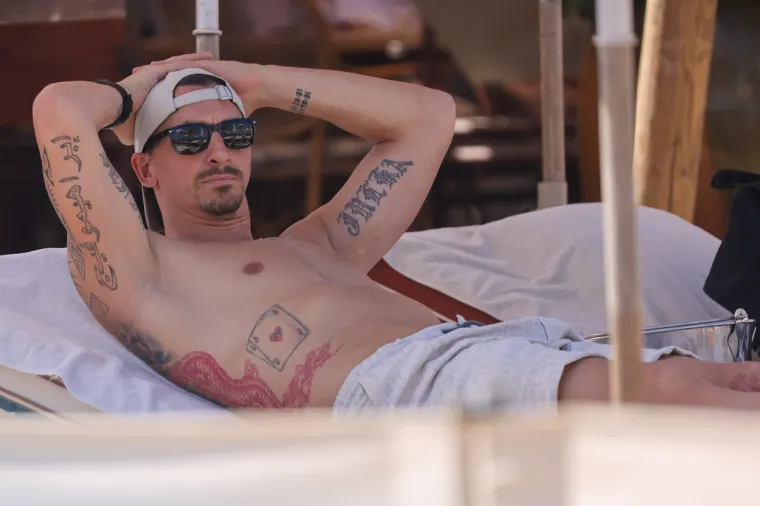 Ibrahimović na plaži pokazao isklesano i tetovirano tijelo: Jedna tetovaža fotoreporterima je baš zapela za oko