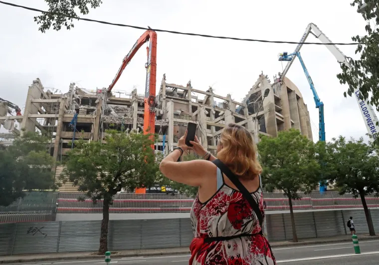 Ovi kadrovi će rastužiti sve navijače Barcelone: Bageri ruše najveći europski stadion