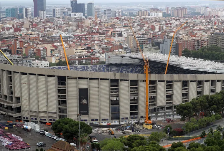Ovi kadrovi će rastužiti sve navijače Barcelone: Bageri ruše najveći europski stadion