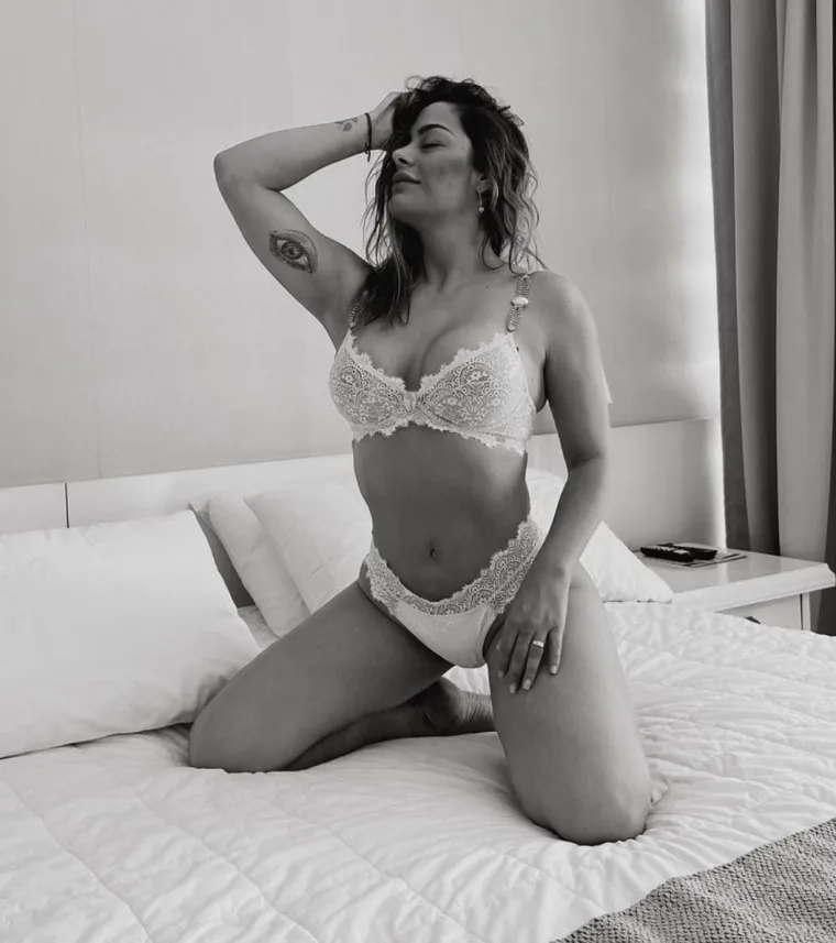 Zbog svojih grudi postala je planetarno popularna, a sada je skinula hlače i opet podignula temperaturu