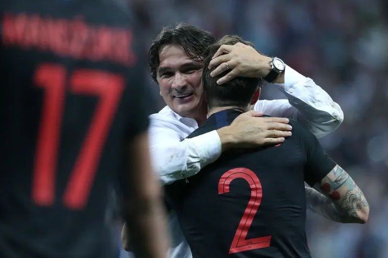 Dalić s nogometašima nakon utakmice protiv Rusije na Svjetskom prvenstvu