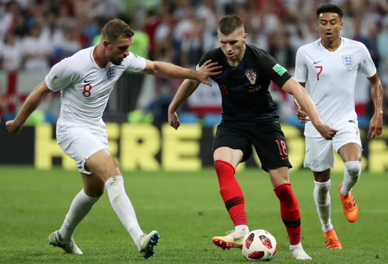 Moskva: Hrvatska i Engleska u polufinalu na Svjetskom prvenstvu 11.07.2018., stadion Luznjiki, Moskva, Rusija - Svjetsko nogometno prvenstvo 2018., polufinale, Hrvatska - Engleska. Jordan Henderson, Ante Rebic. Photo: Igor Kralj/PIXSELL