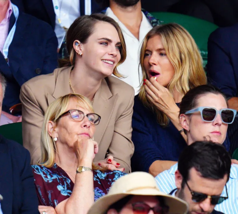 Dok se Novak Đoković znojio na terenu, Cara Delevingne napravila sistematski pregled svoje djevojke - i to jezikom!