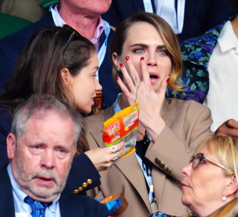 Dok se Novak Đoković znojio na terenu, Cara Delevingne napravila sistematski pregled svoje djevojke - i to jezikom!