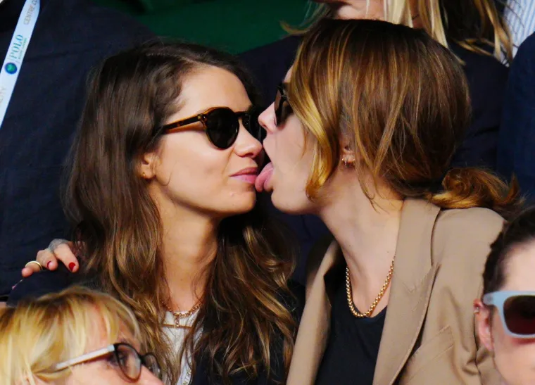 Dok se Novak Đoković znojio na terenu, Cara Delevingne napravila sistematski pregled svoje djevojke - i to jezikom!