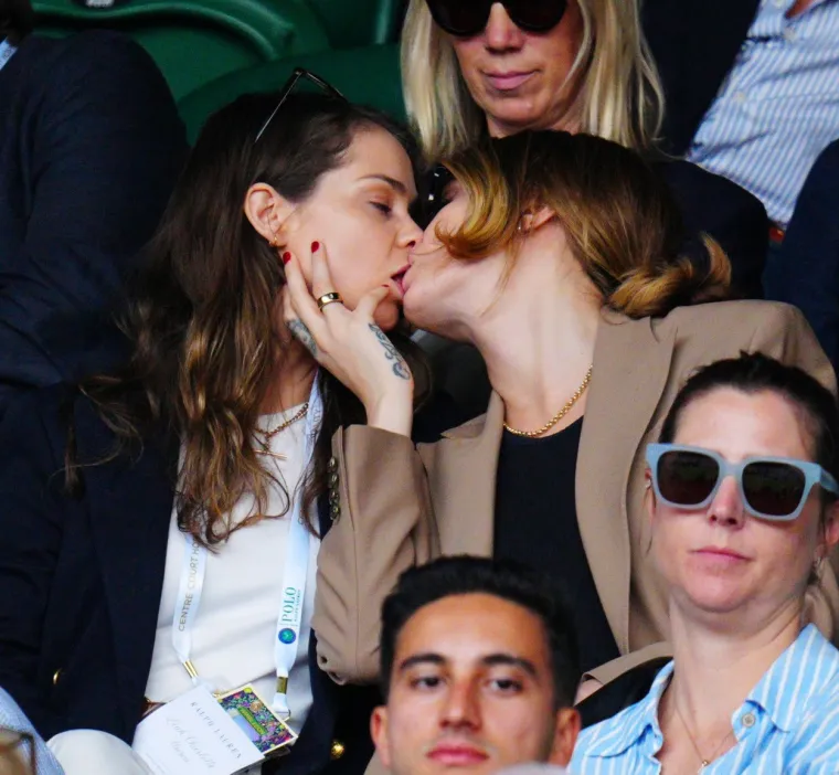 Dok se Novak Đoković znojio na terenu, Cara Delevingne napravila sistematski pregled svoje djevojke - i to jezikom!