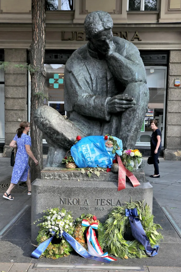 Nekome je očito Tesla zasmetao pa je bacio vreću na njega. U krilu velikog znanstvenika osvanulo smeće...