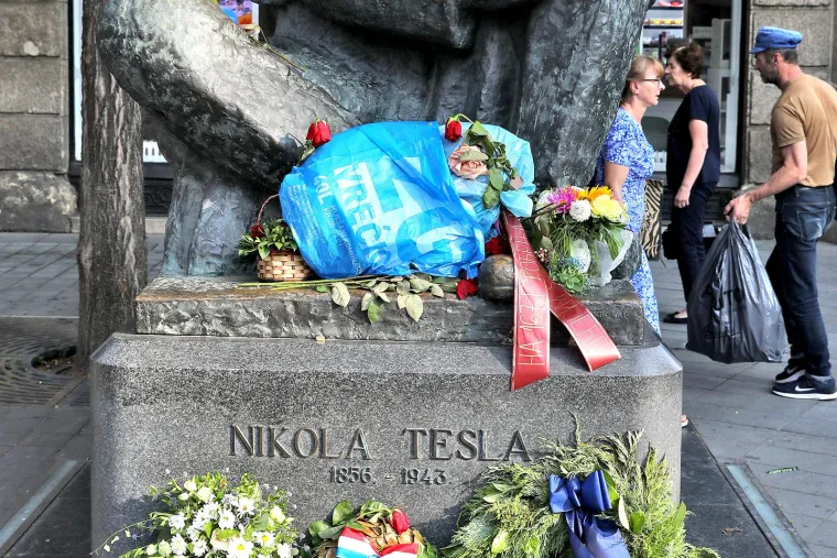 Nekome je očito Tesla zasmetao pa je bacio vreću na njega. U krilu velikog znanstvenika osvanulo smeće...