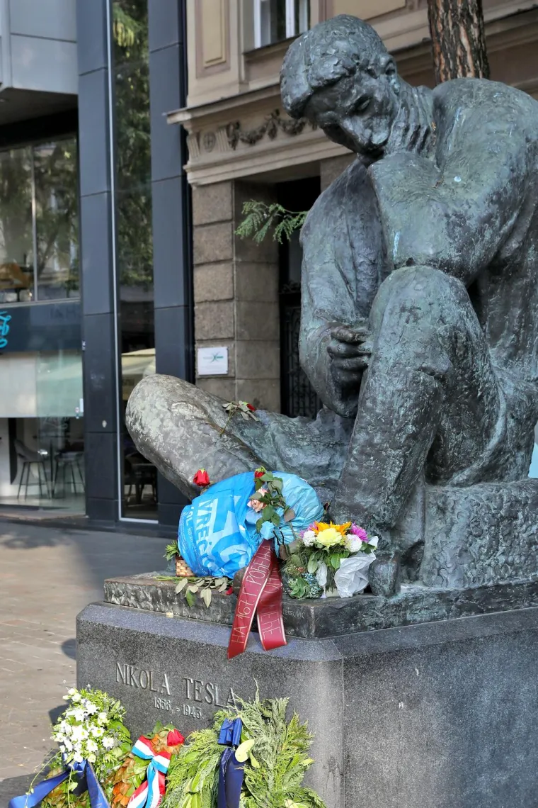 Nekome je očito Tesla zasmetao pa je bacio vreću na njega. U krilu velikog znanstvenika osvanulo smeće...