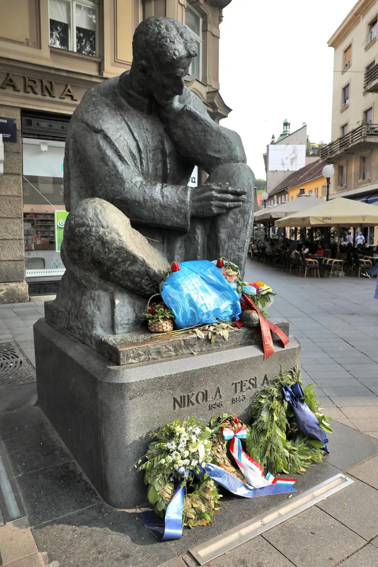 Nekome je očito Tesla zasmetao pa je bacio vreću na njega. U krilu velikog znanstvenika osvanulo smeće...