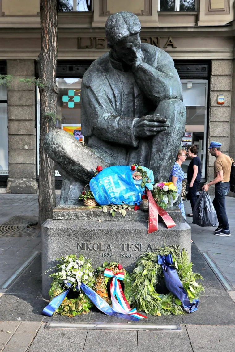 Nekome je očito Tesla zasmetao pa je bacio vreću na njega. U krilu velikog znanstvenika osvanulo smeće...