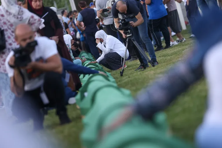 Tuga i bol i nakon 28 godina. U Srebrenici će pokopati žrtve pokolja. Najmlađa žrtva imala je samo 15 godina
