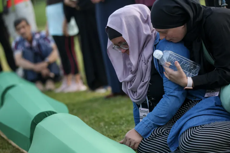 Tuga i bol i nakon 28 godina. U Srebrenici će pokopati žrtve pokolja. Najmlađa žrtva imala je samo 15 godina