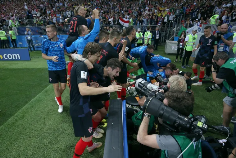 Prije 5 godina Hrvatska je gorjela! Mandžukić u 109.  minuti, odojak pred hotelom, suze Vatrenih. Prisjetite se