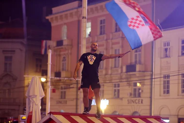 Prije 5 godina Hrvatska je gorjela! Mandžukić u 109.  minuti, odojak pred hotelom, suze Vatrenih. Prisjetite se