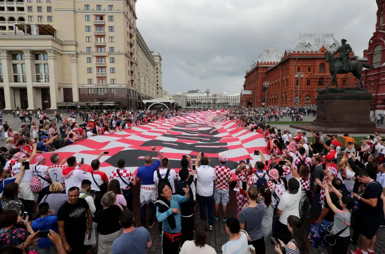 Prije 5 godina Hrvatska je gorjela! Mandžukić u 109.  minuti, odojak pred hotelom, suze Vatrenih. Prisjetite se