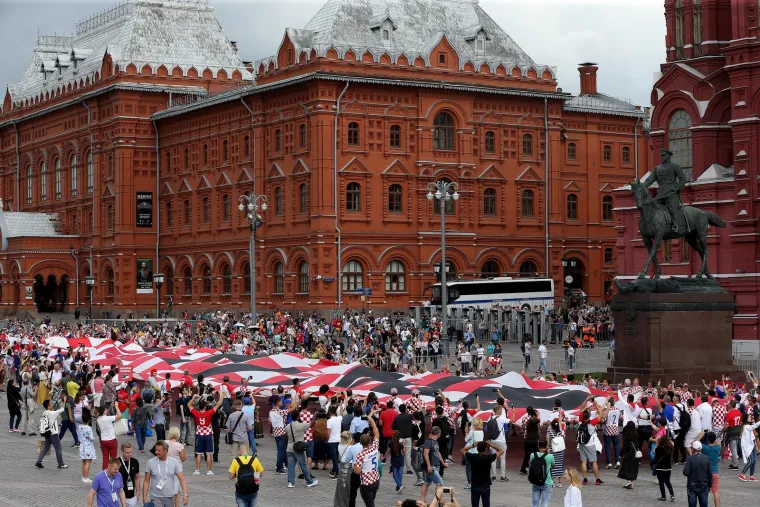 Prije 5 godina Hrvatska je gorjela! Mandžukić u 109.  minuti, odojak pred hotelom, suze Vatrenih. Prisjetite se