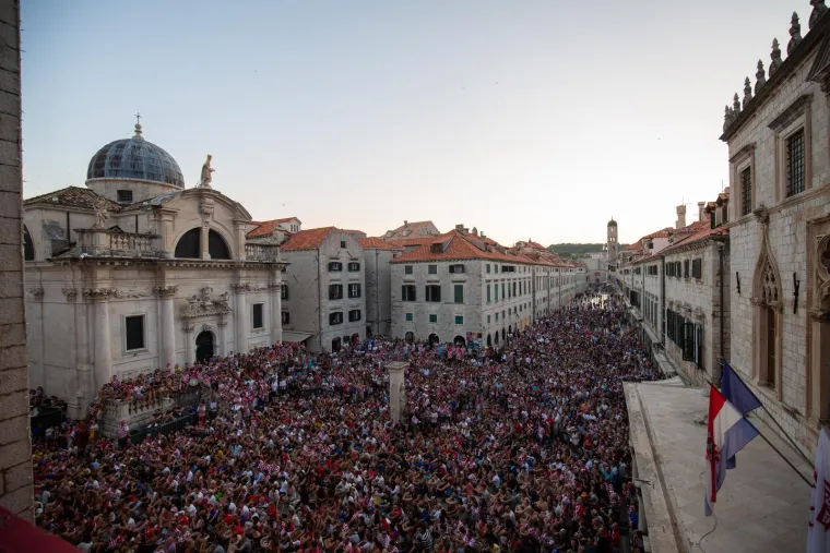 Prije 5 godina Hrvatska je gorjela! Mandžukić u 109.  minuti, odojak pred hotelom, suze Vatrenih. Prisjetite se