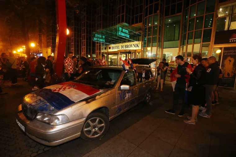 Prije 5 godina Hrvatska je gorjela! Mandžukić u 109.  minuti, odojak pred hotelom, suze Vatrenih. Prisjetite se