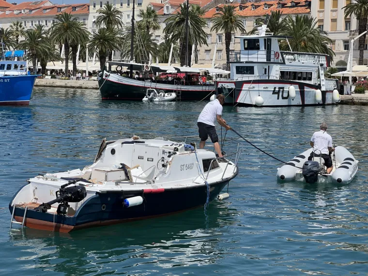 Ovo je mjesto gdje su na obalu izvukli tijelo muškarca koje je plutalo u Kaštelanskom zaljevu