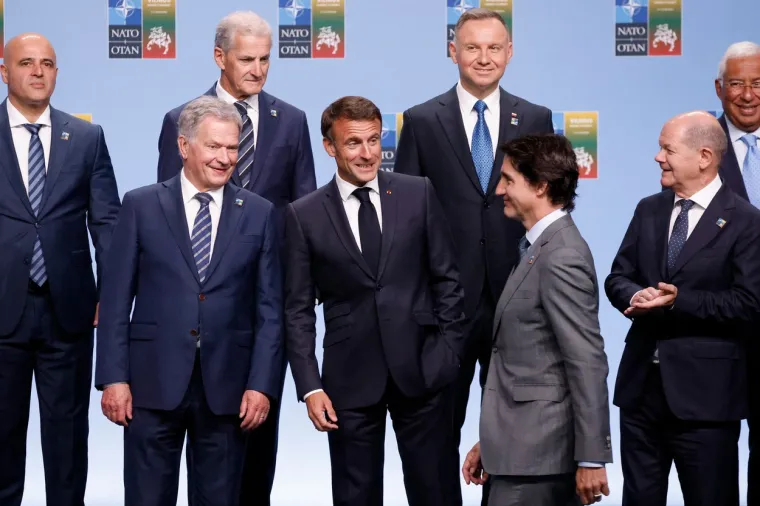 Prepoznajete li Milanovića? Pogledajte gdje su ga postavili na grupnoj fotki &scaron;efova NATO-a