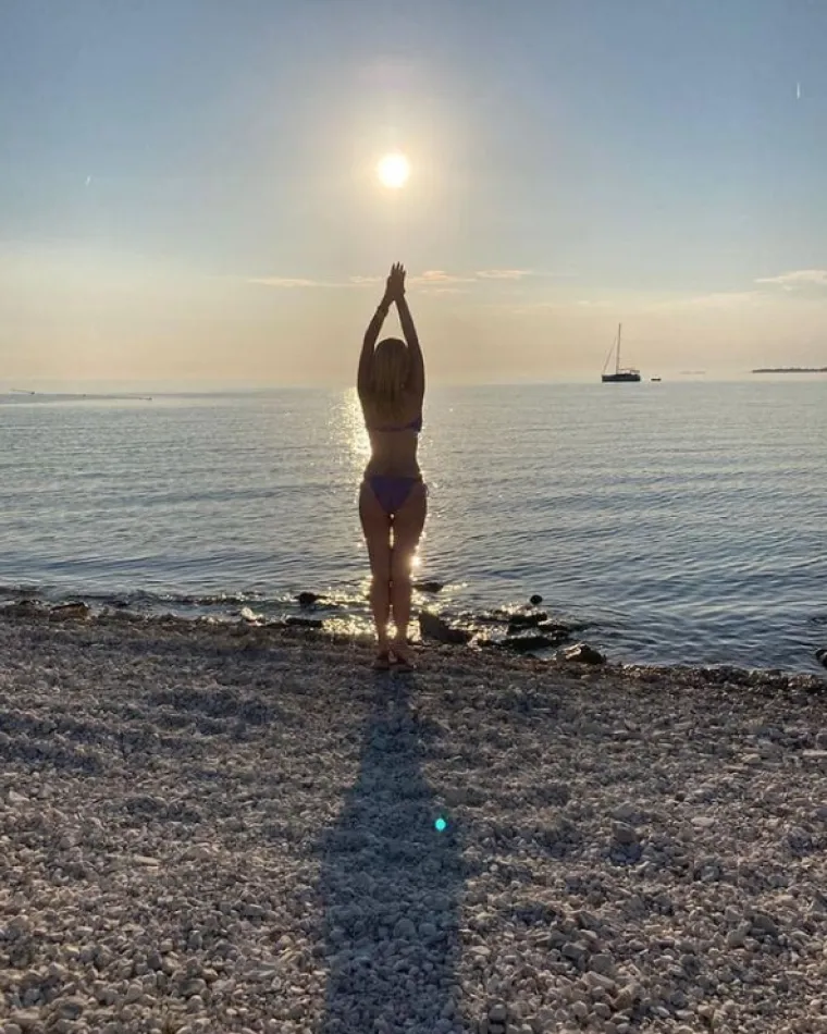 Pozavidjele bi joj i duplo mlađe: Mila Elegović ispozirala u &scaron;arenom bikiniju u kojoj joj nitko ne bi dao godine koje ima