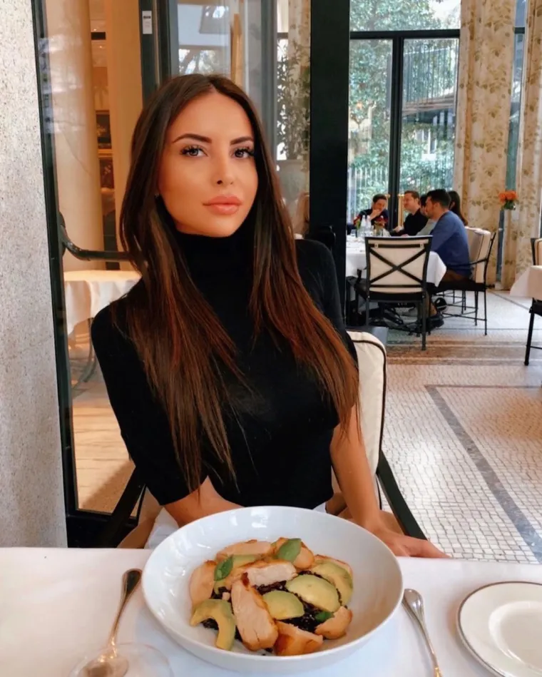 I njoj nije lako na ovim vrućinama: Dodatno je podigla temperaturu vrućom fotografijom iz kupaonice u gaćicama