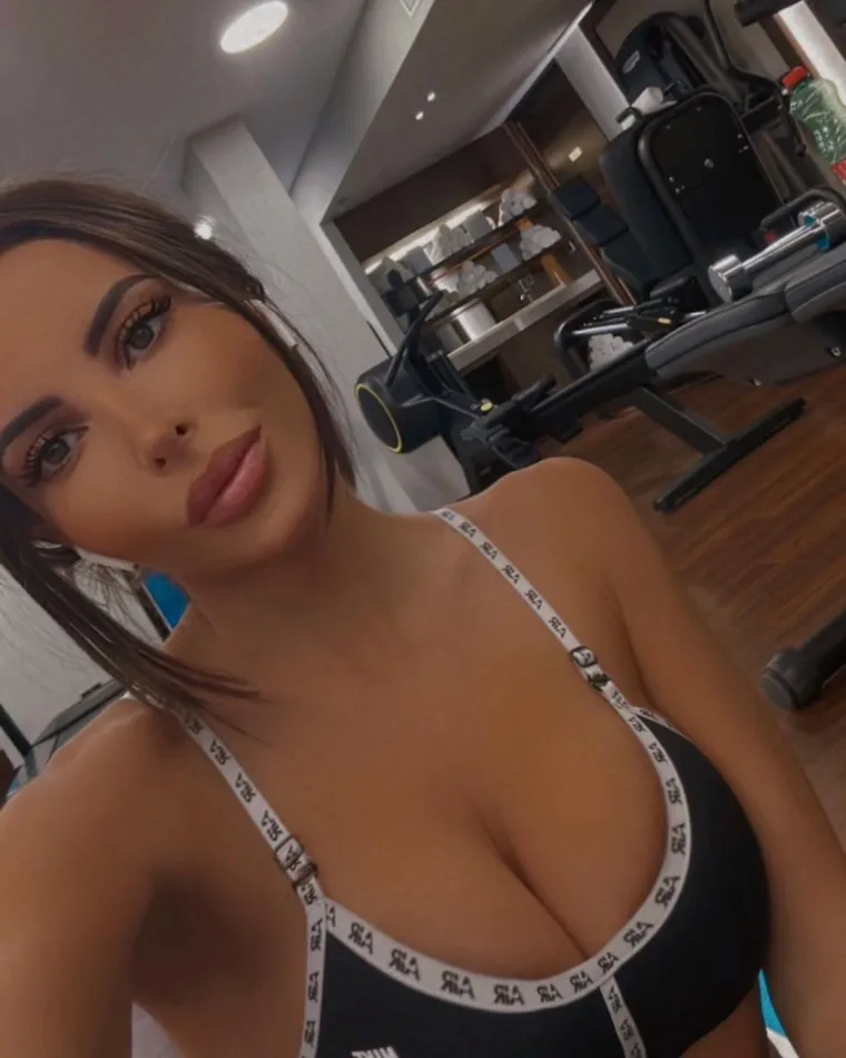 I njoj nije lako na ovim vrućinama: Dodatno je podigla temperaturu vrućom fotografijom iz kupaonice u gaćicama