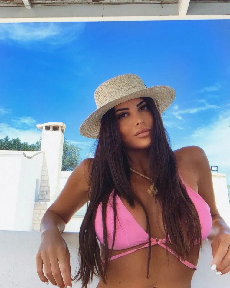 I njoj nije lako na ovim vrućinama: Dodatno je podigla temperaturu vrućom fotografijom iz kupaonice u gaćicama