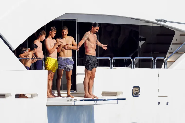Ibrahimović sa suprugom odmara na jahti: Uzimali su se mobiteli kada je pokazao kako skače na glavu