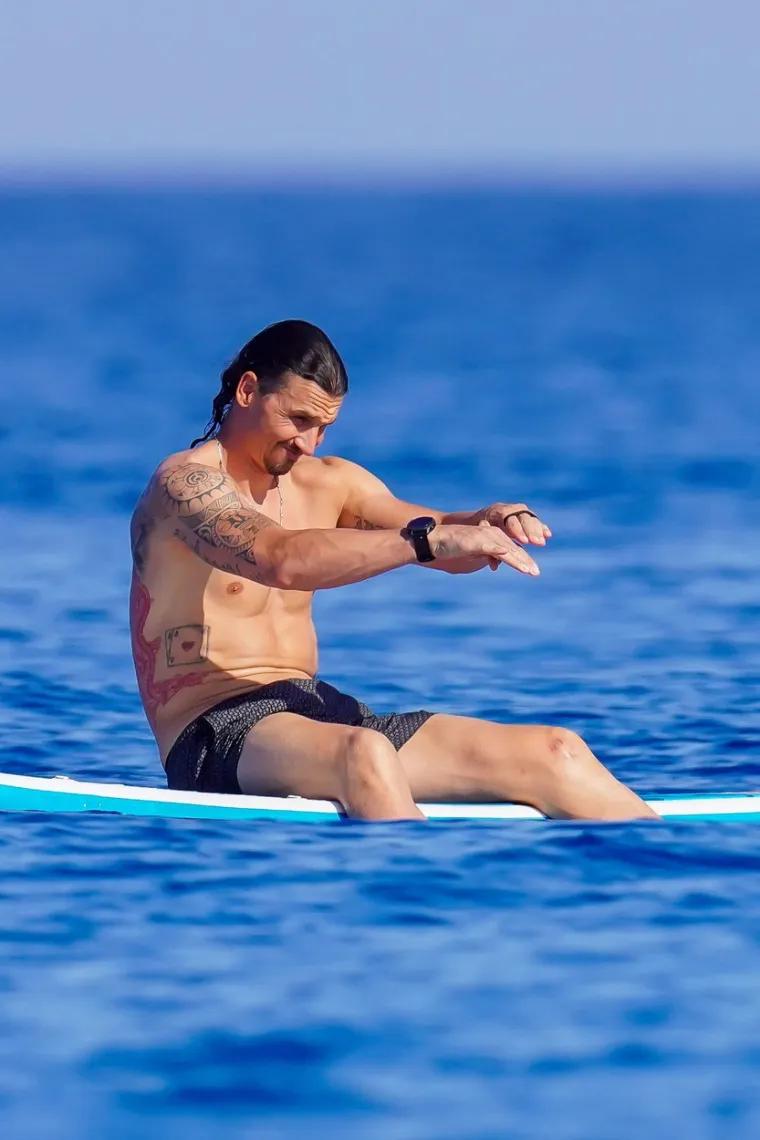 Ibrahimović sa suprugom odmara na jahti: Uzimali su se mobiteli kada je pokazao kako skače na glavu