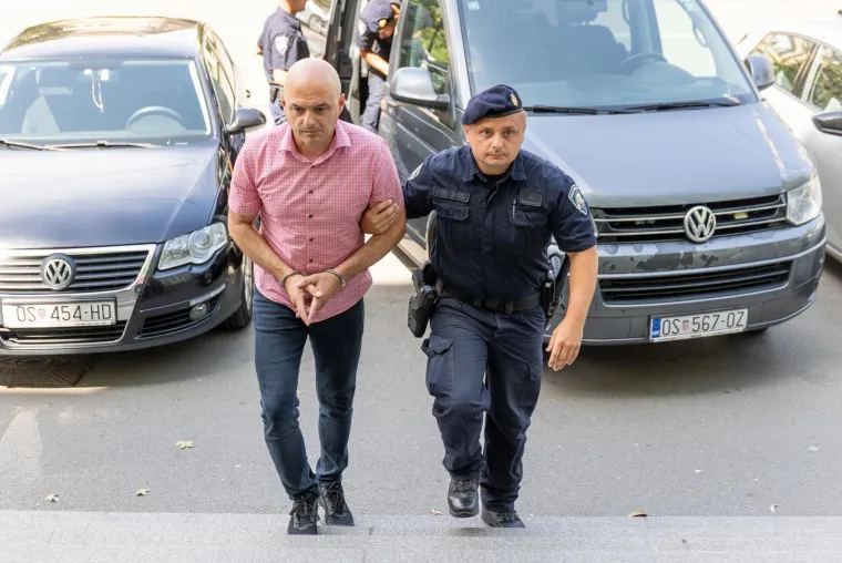 USKOK-ovi osumnjičenici Puljašić i Dragičević u lisicama stigli na Županijski sud u Osijeku