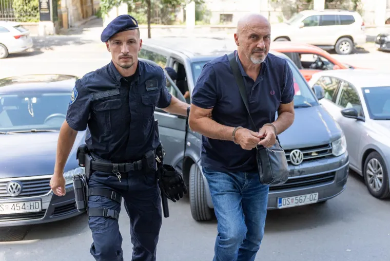 USKOK-ovi osumnjičenici Puljašić i Dragičević u lisicama stigli na Županijski sud u Osijeku