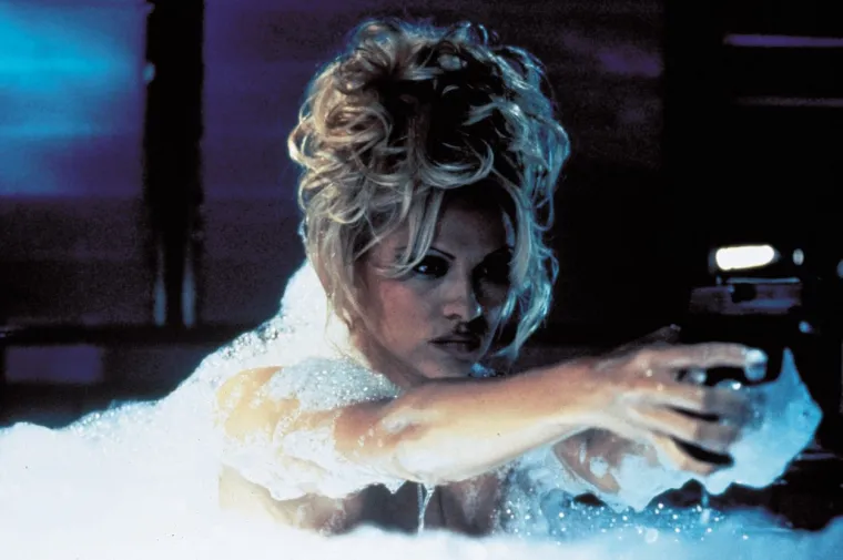 Pamela je opisala da ju je lagani dodir 80- godišnjaka po tijelu ostavio “bez daha”, a osjećaj da je vodi “pravi muškarac” bio je “nešto što nikad nisam osjetila”, piše u autobiografiji. Dalje je otkrila: &quot;Bilo je to jedno od najsenzualnijih iskustava koje sam ikada imala. Promijenio me i nikad to nisam zaboravila.&quot; Glumica, čiji je divlji ljubavni život desetljećima bio na naslovnicama, prvi je put ispričala vlastitu priču u svojim memoarima &quot;Love, Pamela&quot;, koji su nedavno objavljeni.