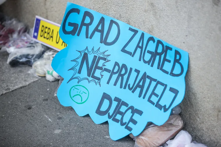 'Roditelji odgojitelji' prosvjeduju ispred Gradske skupštine: 'Tomaševiću, djeca ne mogu čekati!'