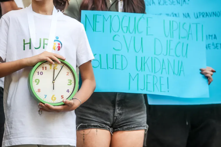 'Roditelji odgojitelji' prosvjeduju ispred Gradske skupštine: 'Tomaševiću, djeca ne mogu čekati!'