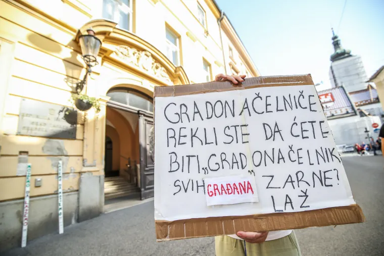 'Roditelji odgojitelji' prosvjeduju ispred Gradske skupštine: 'Tomaševiću, djeca ne mogu čekati!'