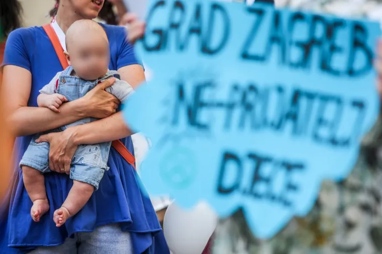 'Roditelji odgojitelji' prosvjeduju ispred Gradske skup&scaron;tine: 'Toma&scaron;eviću, djeca ne mogu čekati!'